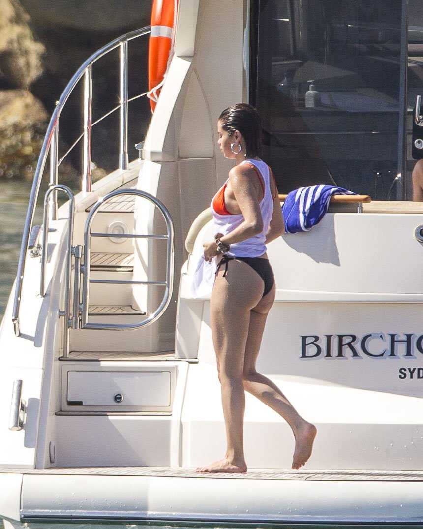 Selena-Gomez-in-Bikini-617