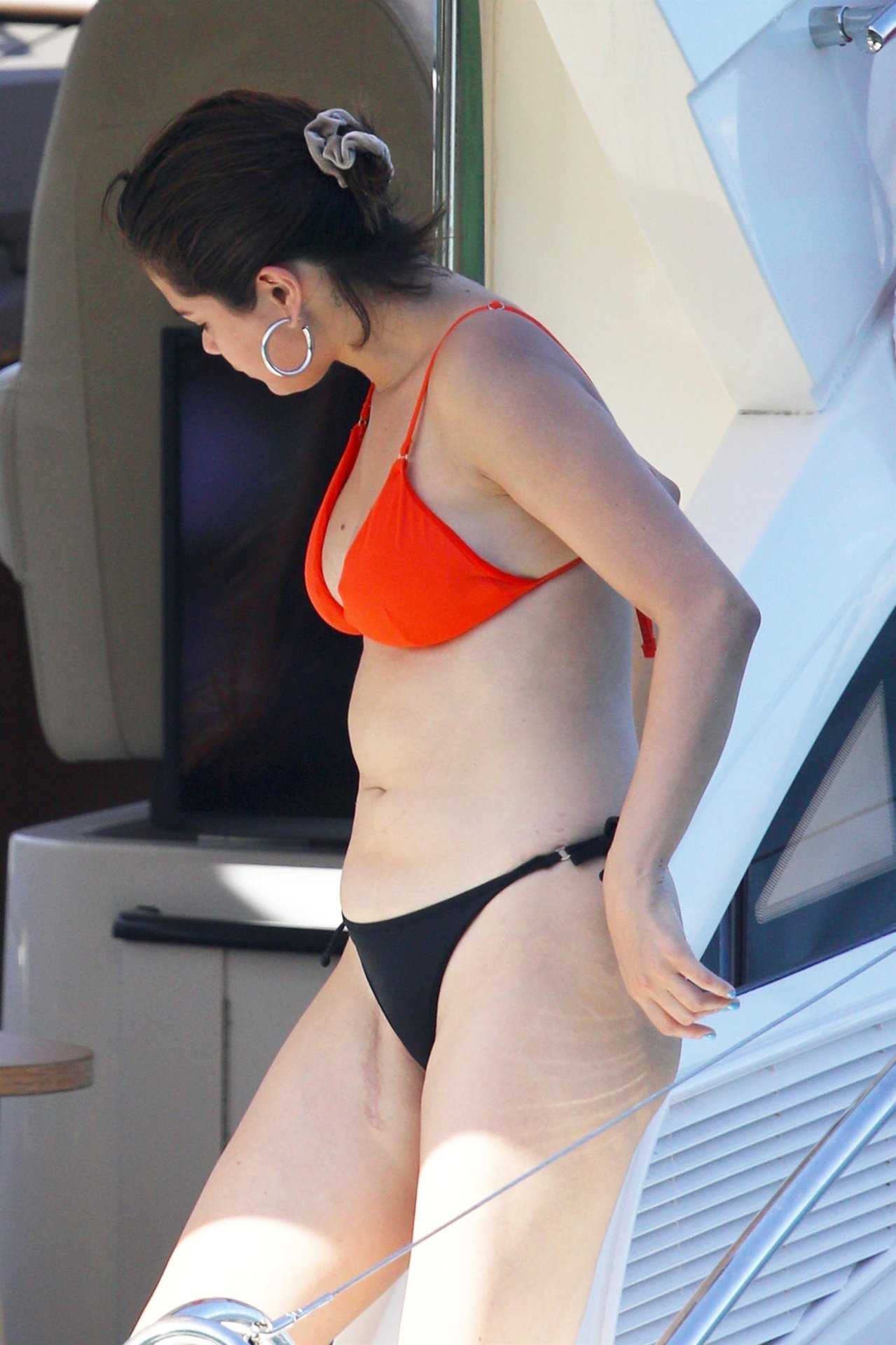 Selena-Gomez-in-Bikini-621