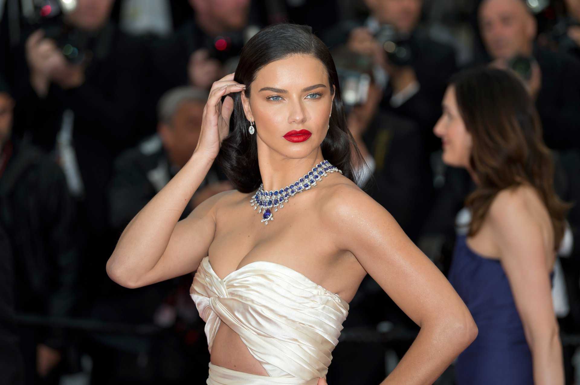 Adriana-Lima-Leggy-587