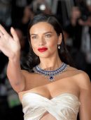 Adriana-Lima-Leggy-588