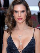 Alessandra-Ambrosio-Cleavage-580