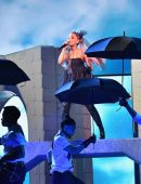 Ariana-Grande-Performing-at-the-Billboard-Music-Awards-16