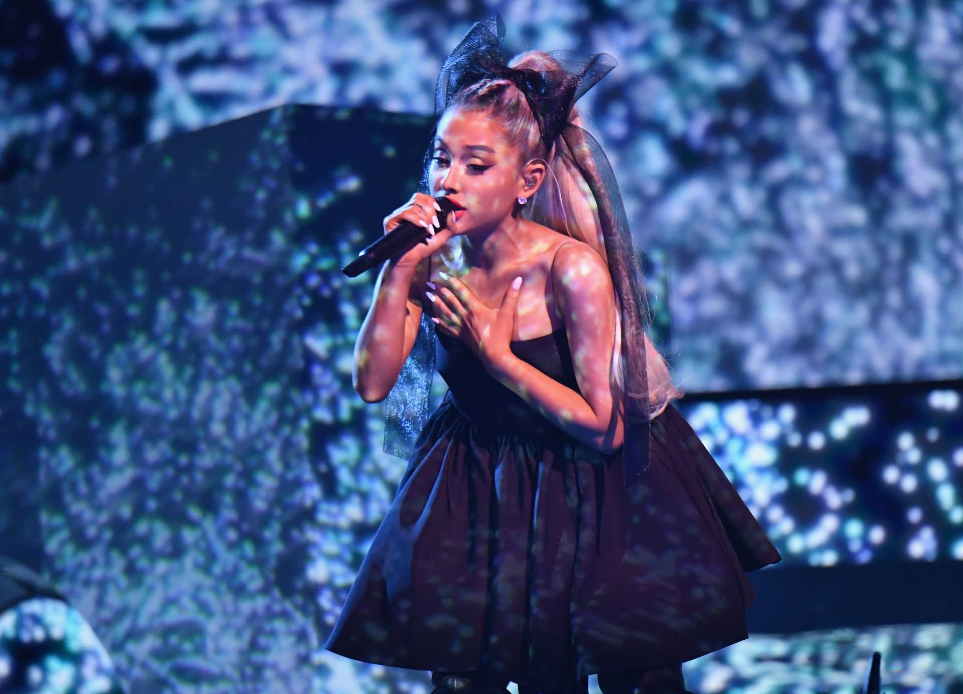 Ariana-Grande-Performing-at-the-Billboard-Music-Awards-19