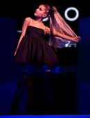 Ariana-Grande-Performing-at-the-Billboard-Music-Awards-2