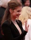Barbara-Palvin-Leggy-586