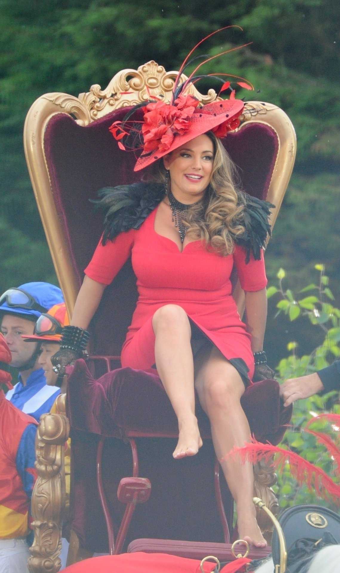 Kelly Brook – Upskirt Candids in Liverpool