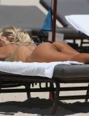 Melissa Castagnoli in Bikini at the Beach in Miami [Adds]