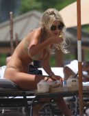 Melissa Castagnoli in Bikini at the Beach in Miami [Adds]