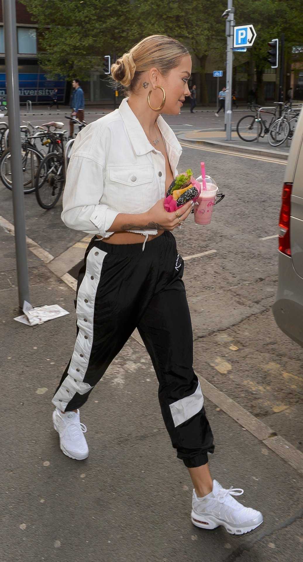 Rita-Ora-Cleavage-576