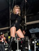 Taylor Swift Leggy at 2018 BBC Radio 1’s Big Weekend in Swansea