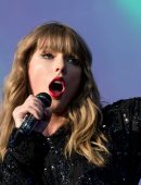 Taylor Swift Leggy at 2018 BBC Radio 1’s Big Weekend in Swansea