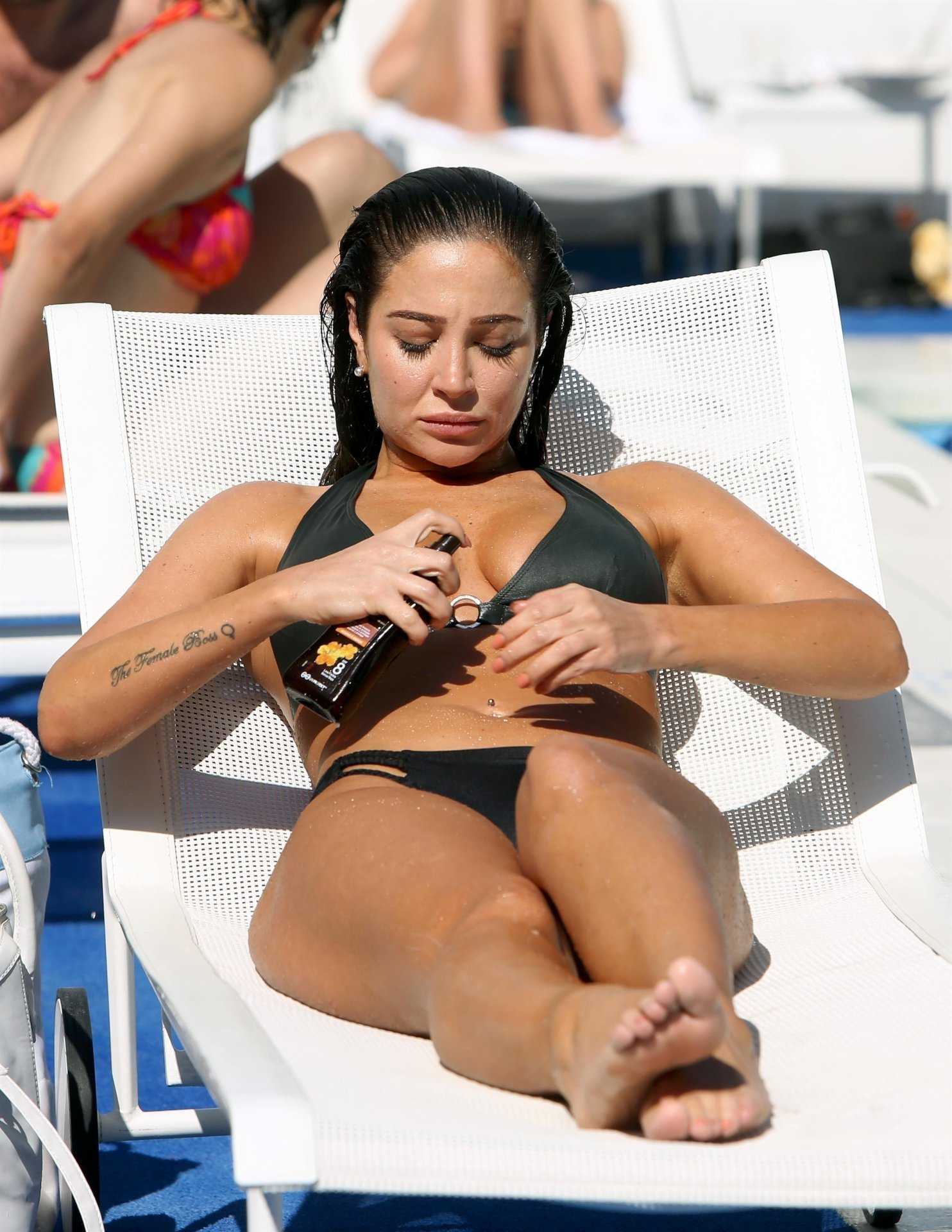 Tulisa-Contostavlos-in-Bikini-21
