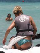 Britney-Spears-Booty-in-Bikini-18