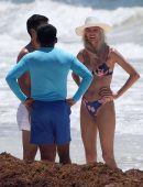 Devon-Windsor-in-Bikini-305