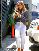 Hilary-Duff-Booty-in-Jeans-7