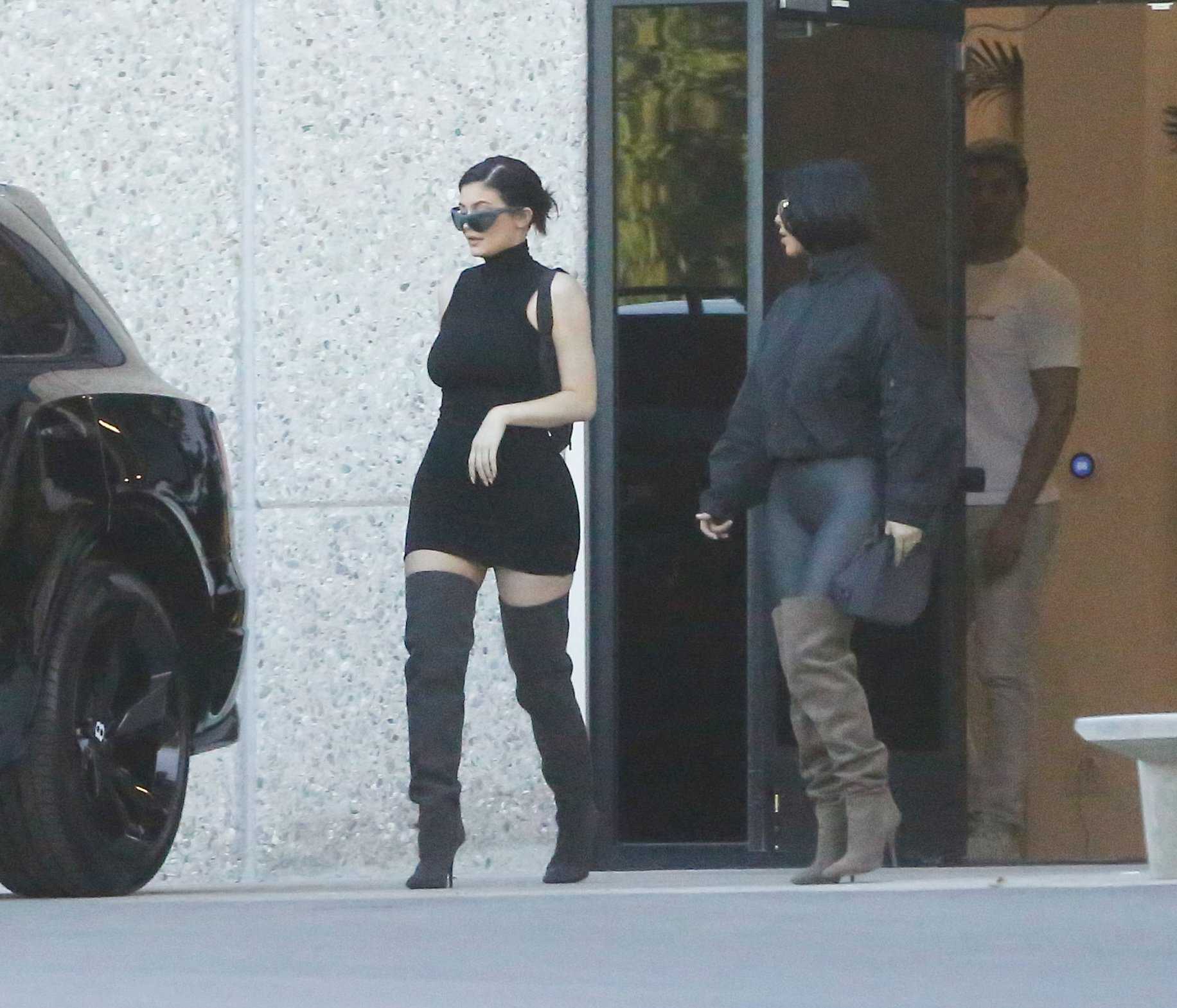 Kylie-Jenner-and-Kim-Kardashian-Booty-20