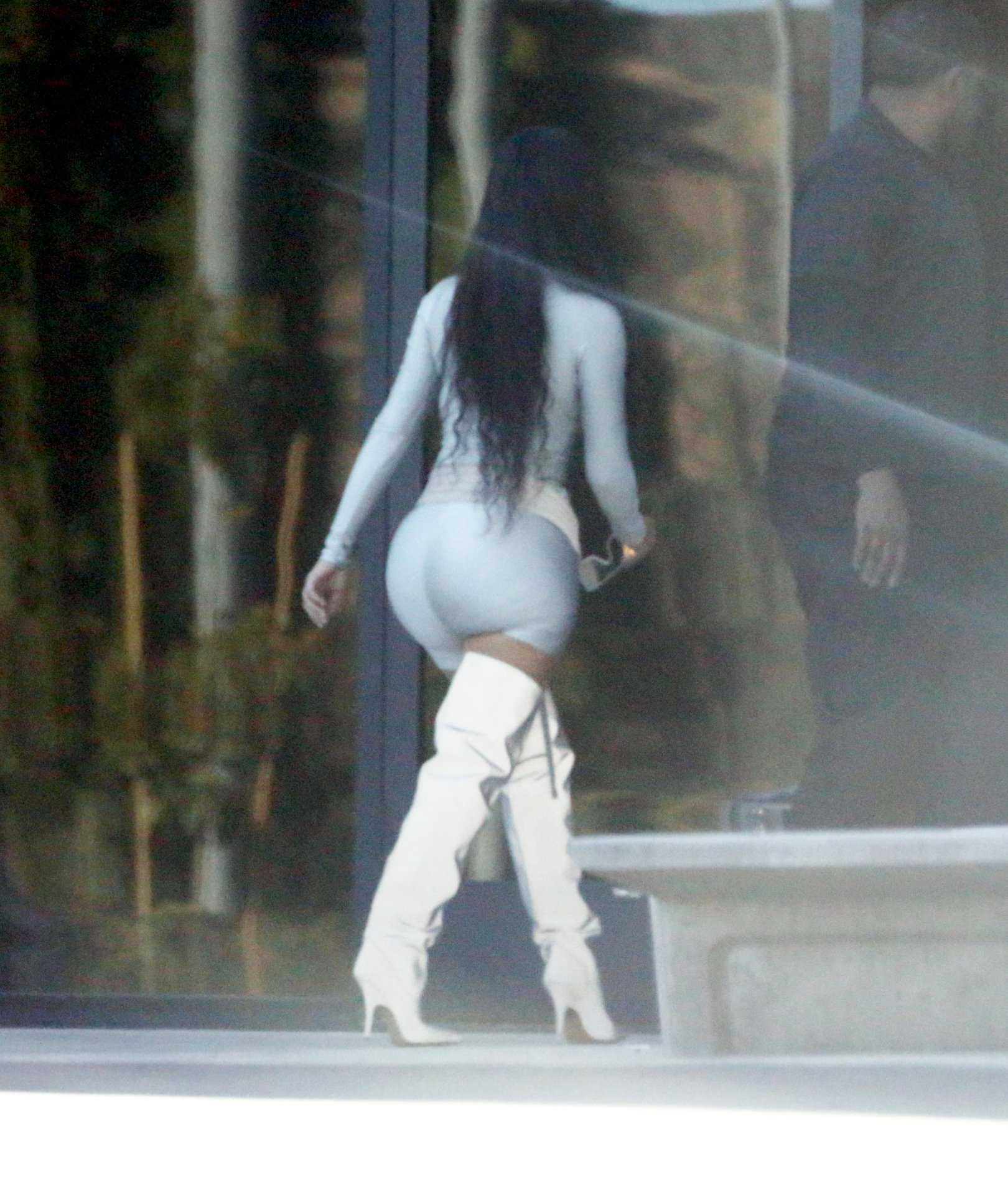 Kylie-Jenner-and-Kim-Kardashian-Booty-25