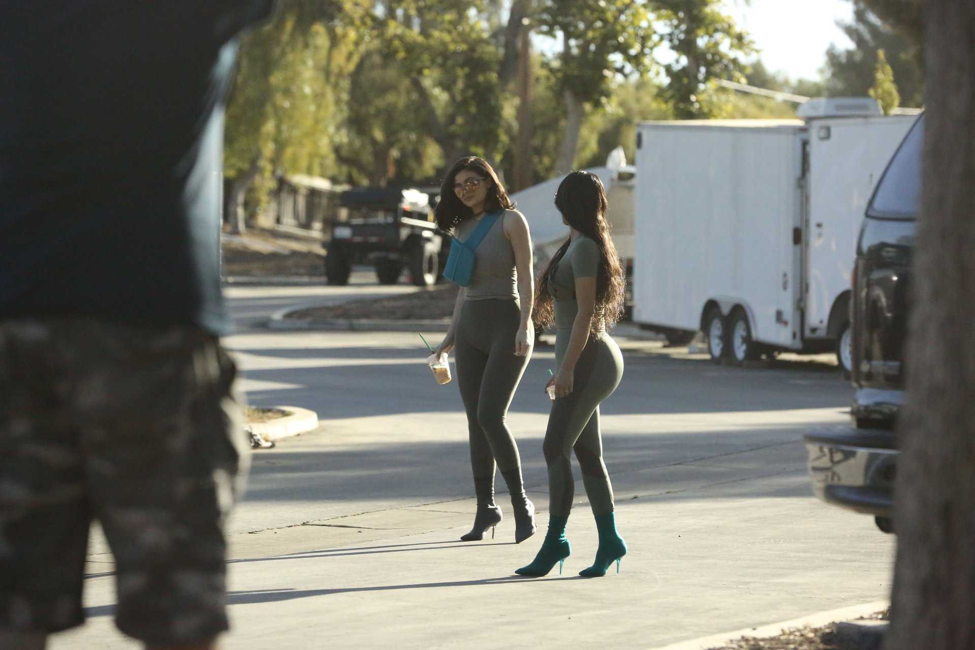 Kylie-Jenner-and-Kim-Kardashian-Booty-6