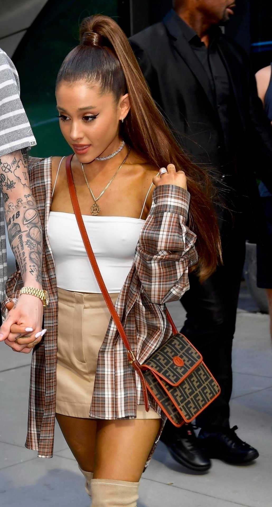 Ariana Grande Pokies Out in New York