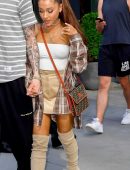 Ariana Grande Pokies Out in New York