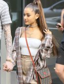 Ariana Grande Pokies Out in New York