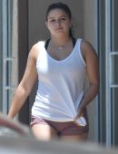Ariel-Winter-Leggy-in-Shorts-756