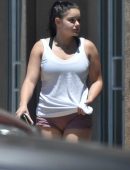 Ariel-Winter-Leggy-in-Shorts-761