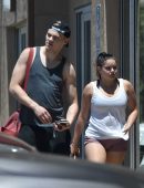 Ariel-Winter-Leggy-in-Shorts-764