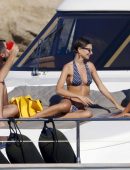 Emily-Ratajkowski-Booty-11