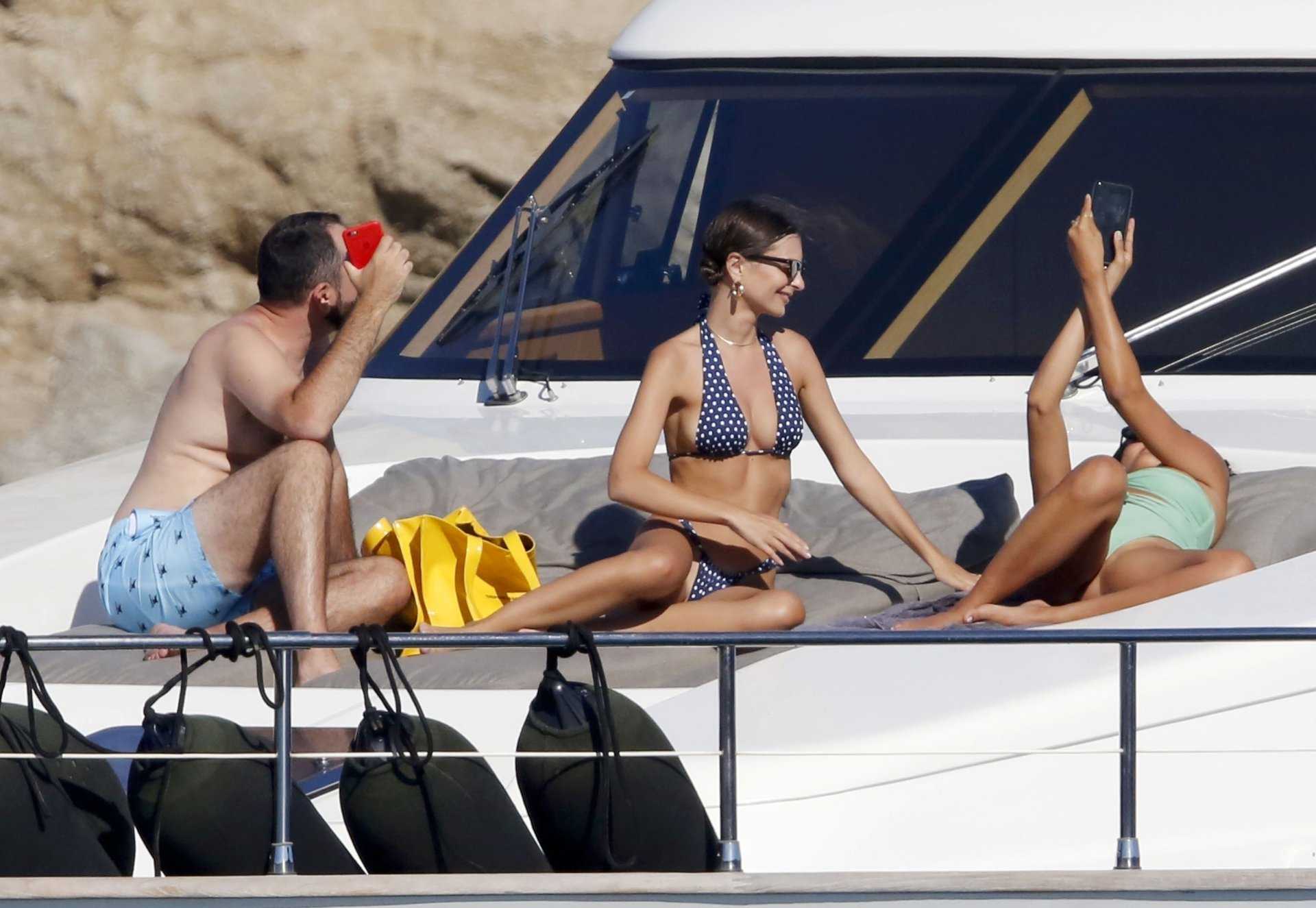 Emily-Ratajkowski-Booty-11