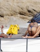 Emily-Ratajkowski-Booty-12