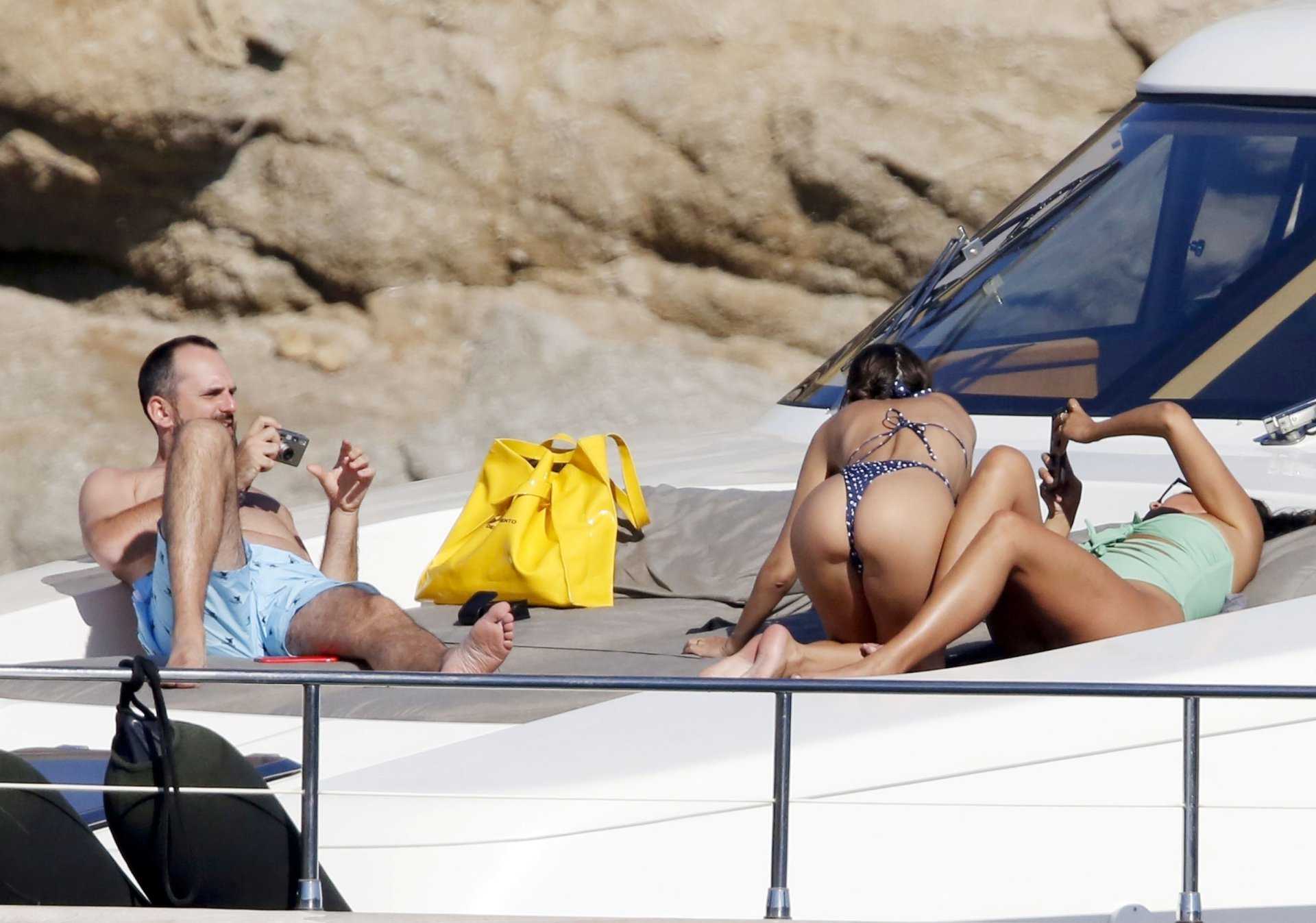 Emily-Ratajkowski-Booty-12