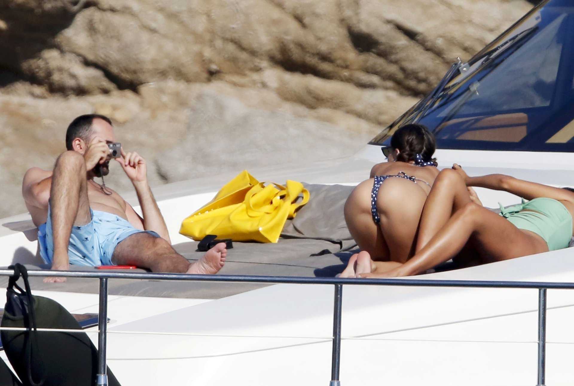 Emily-Ratajkowski-Booty-14