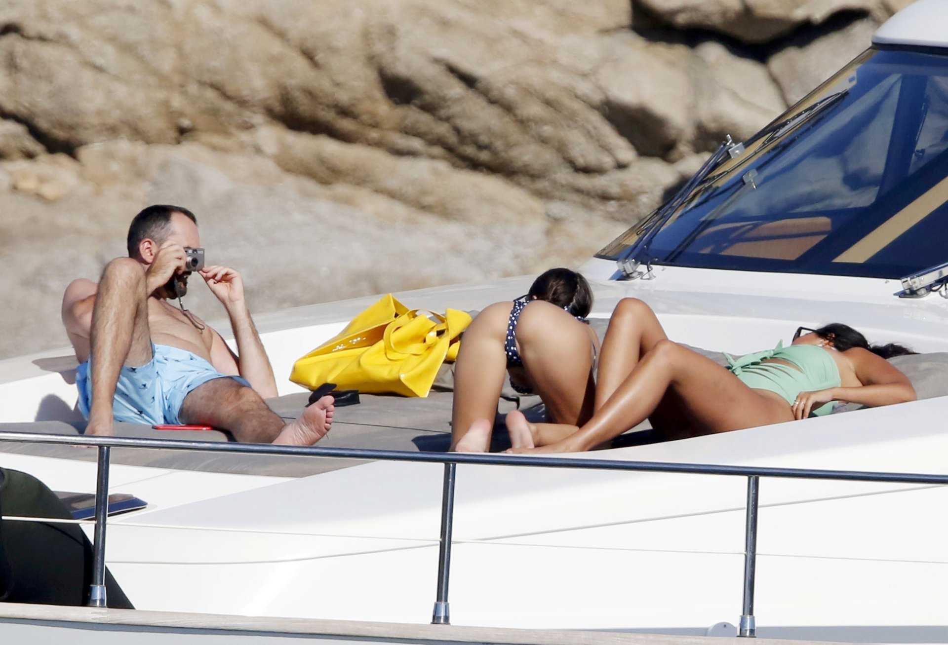 Emily-Ratajkowski-Booty-17