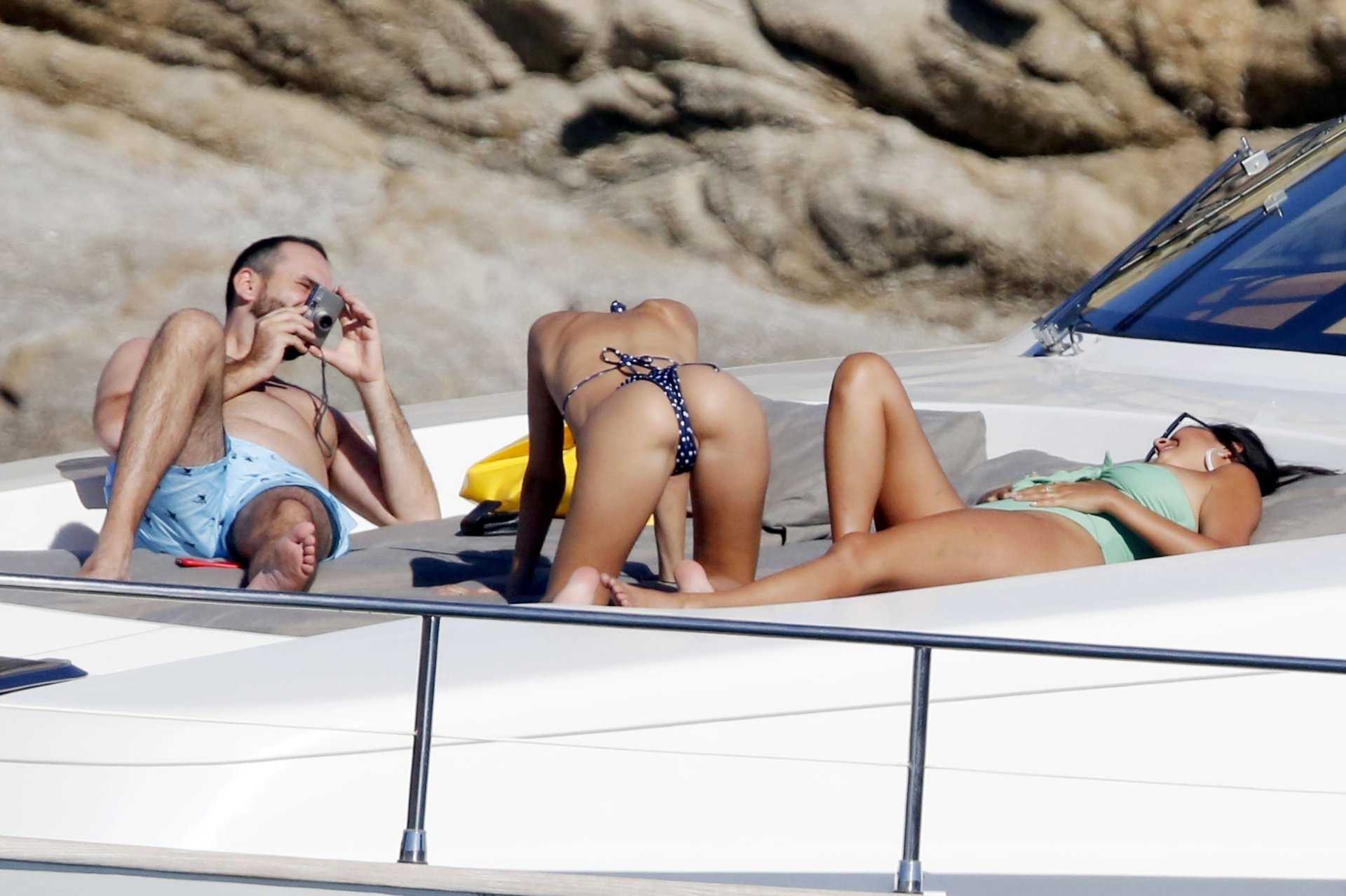 Emily-Ratajkowski-Booty-19