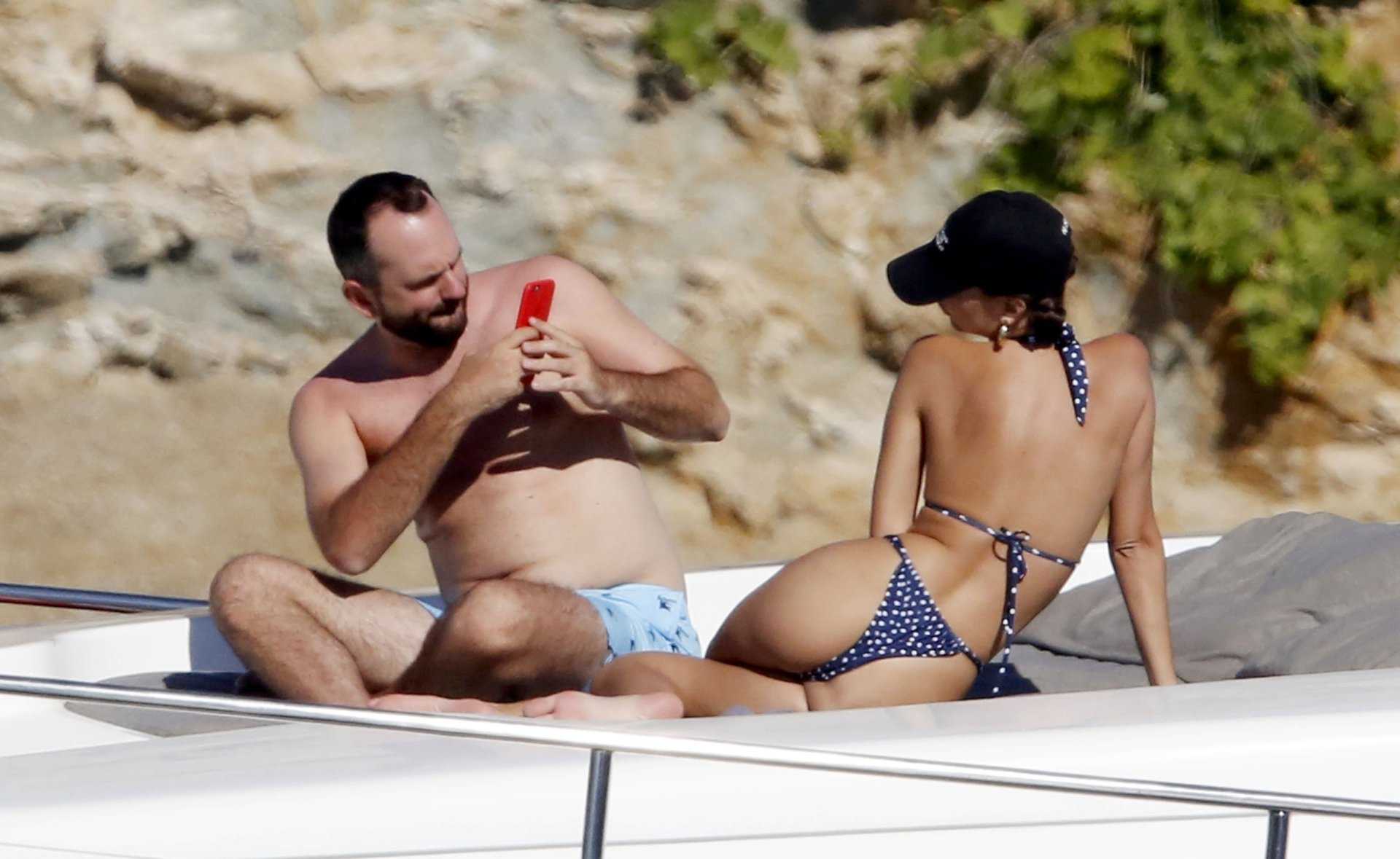 Emily-Ratajkowski-Booty-5