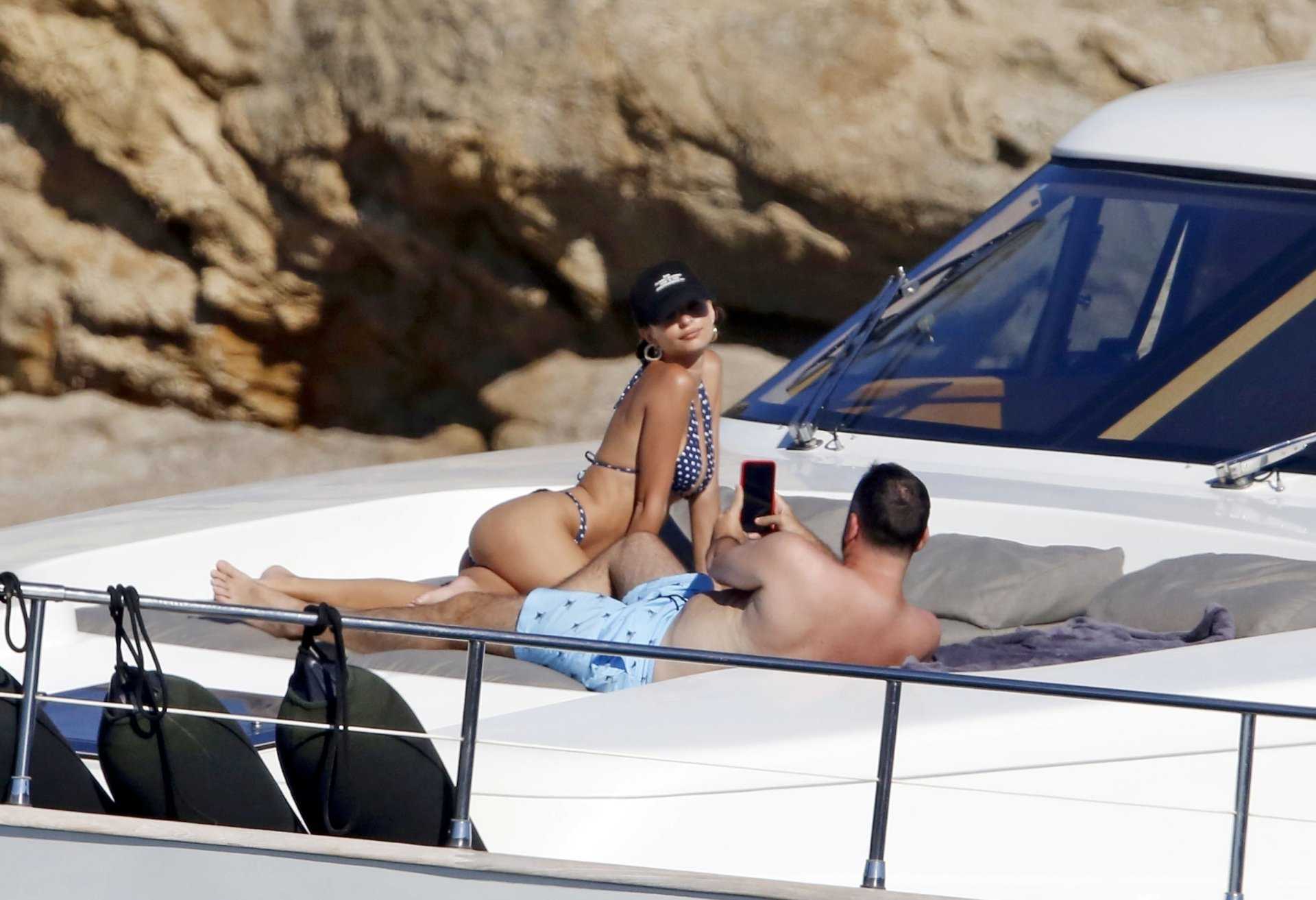 Emily-Ratajkowski-Booty-9