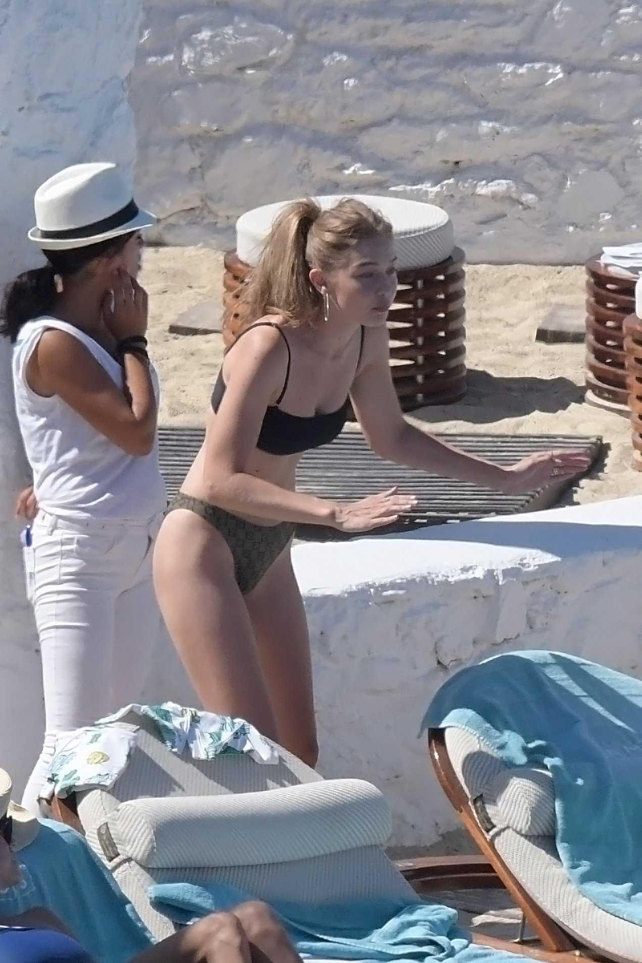 Gigi-Hadid-in-Bikini-6