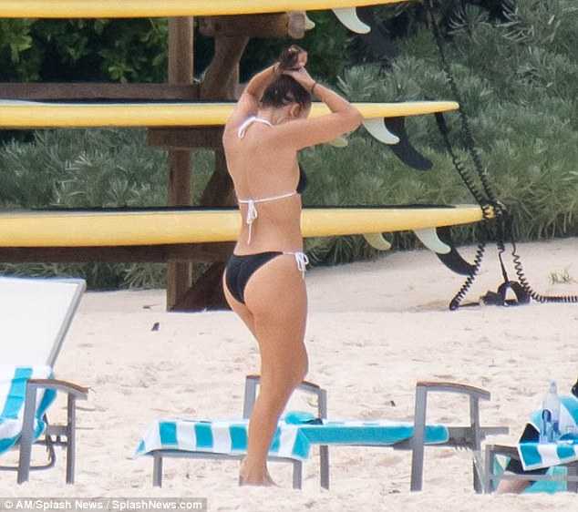 Jennifer Lopez Booty in Bikini at the Beach in Bahamas