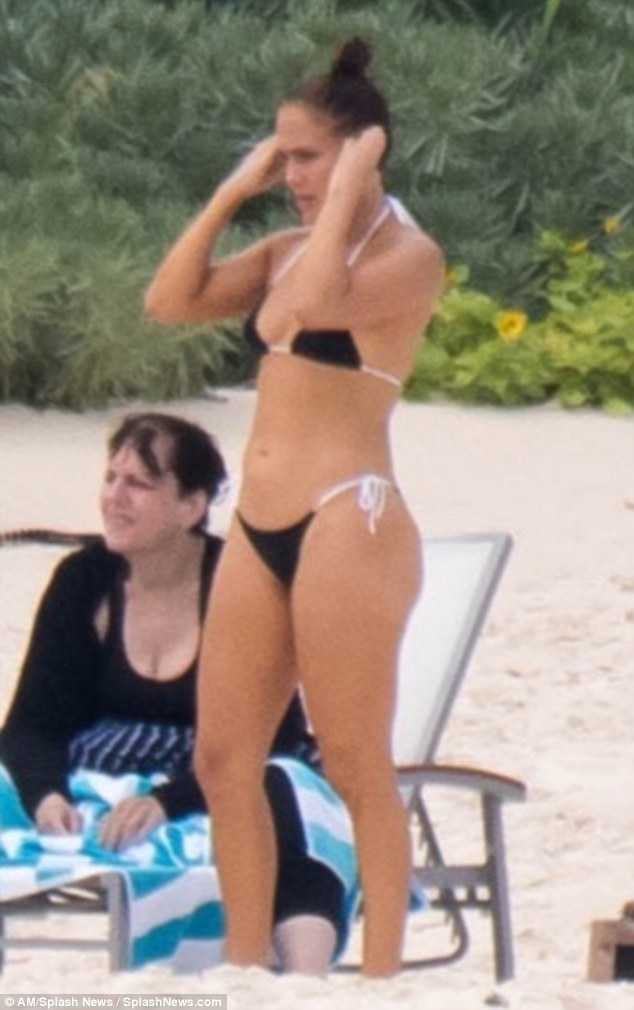 Jennifer-Lopez-Booty-859