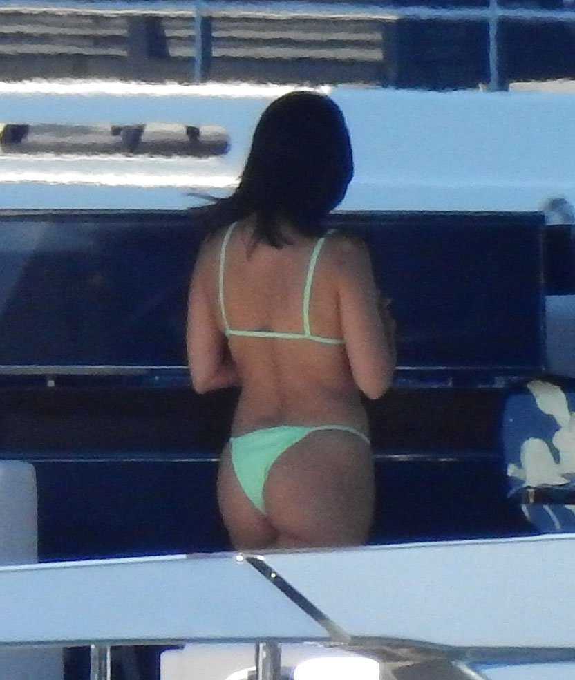 Kourtney-Kardashian-19