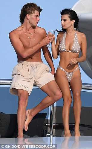 Emily-Ratajkowski-Booty-374