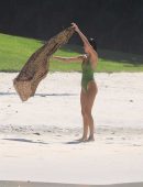 Kendall-Jenner-Ass-in-Swimsuit-in-Mexico-507