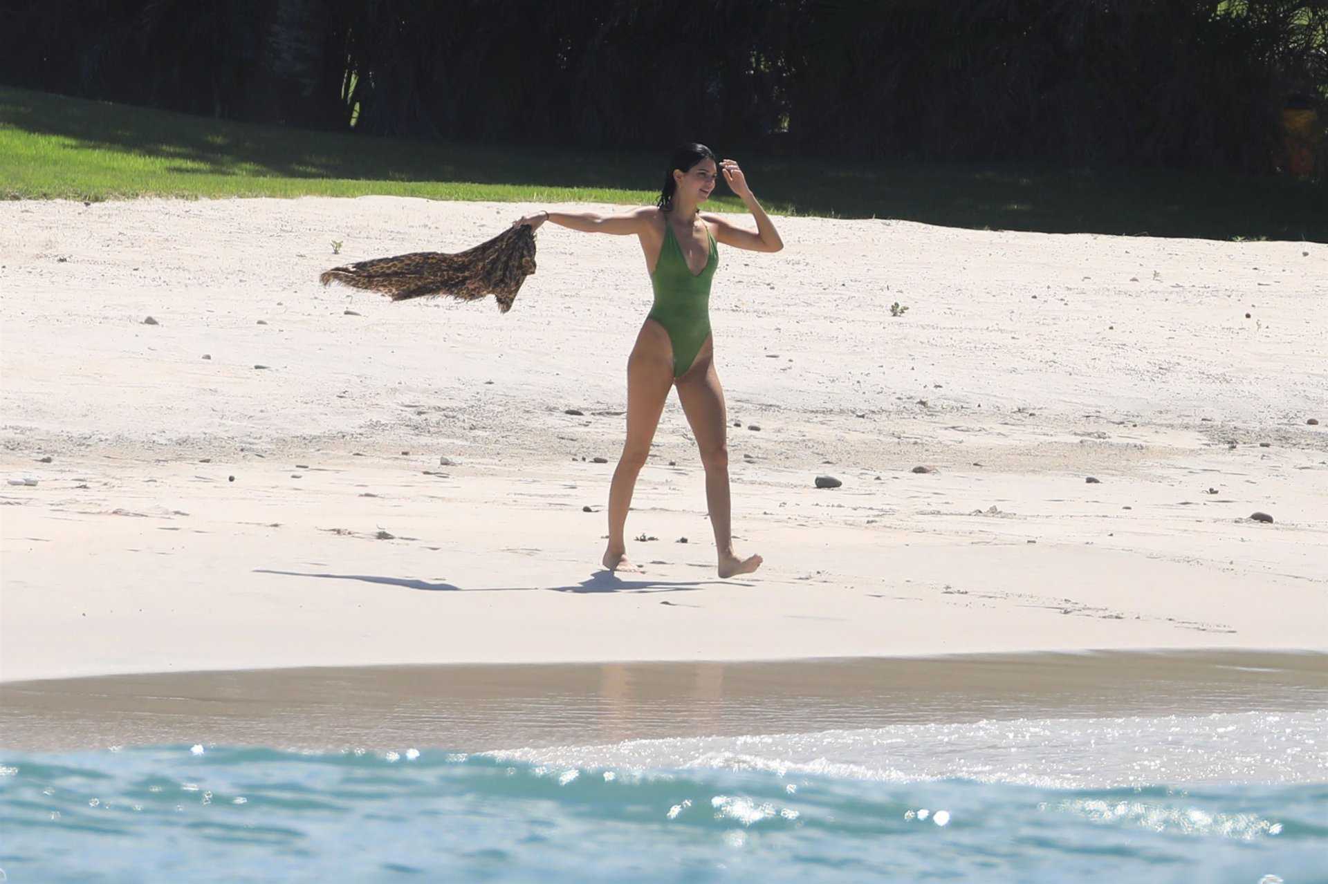 Kendall-Jenner-Ass-in-Swimsuit-in-Mexico-508
