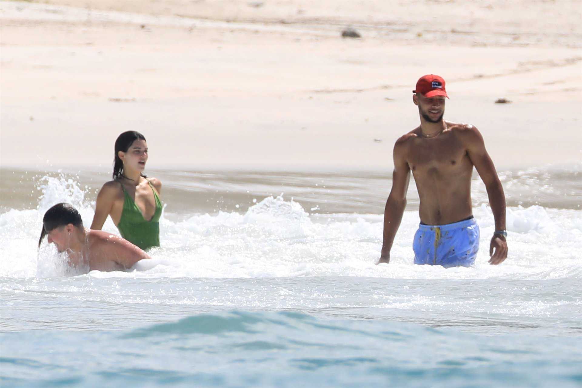 Kendall-Jenner-Ass-in-Swimsuit-in-Mexico-509