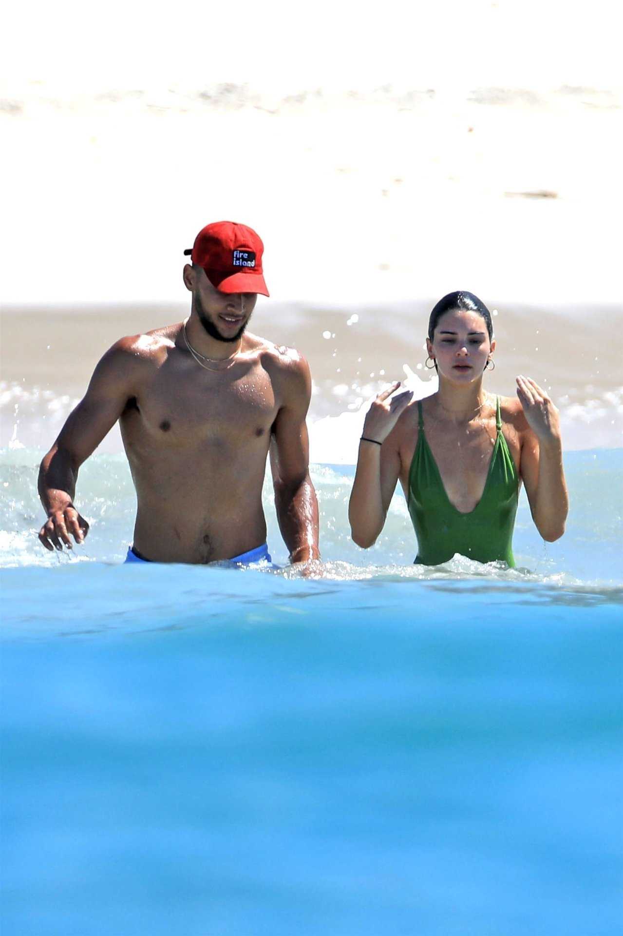 Kendall-Jenner-Ass-in-Swimsuit-in-Mexico-512