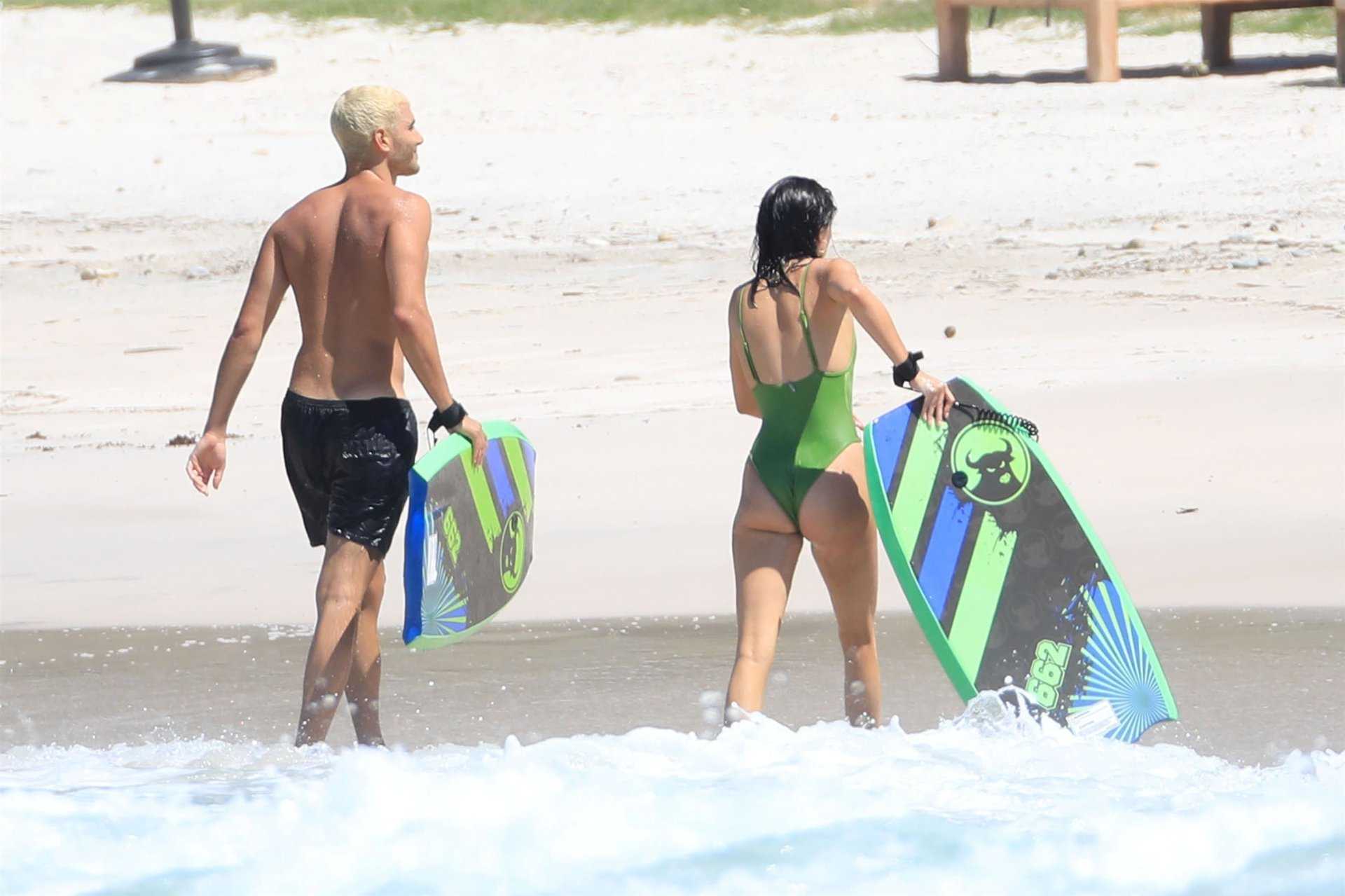 Kendall-Jenner-Ass-in-Swimsuit-in-Mexico-514