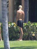 Kendall-Jenner-Ass-in-Swimsuit-in-Mexico-516