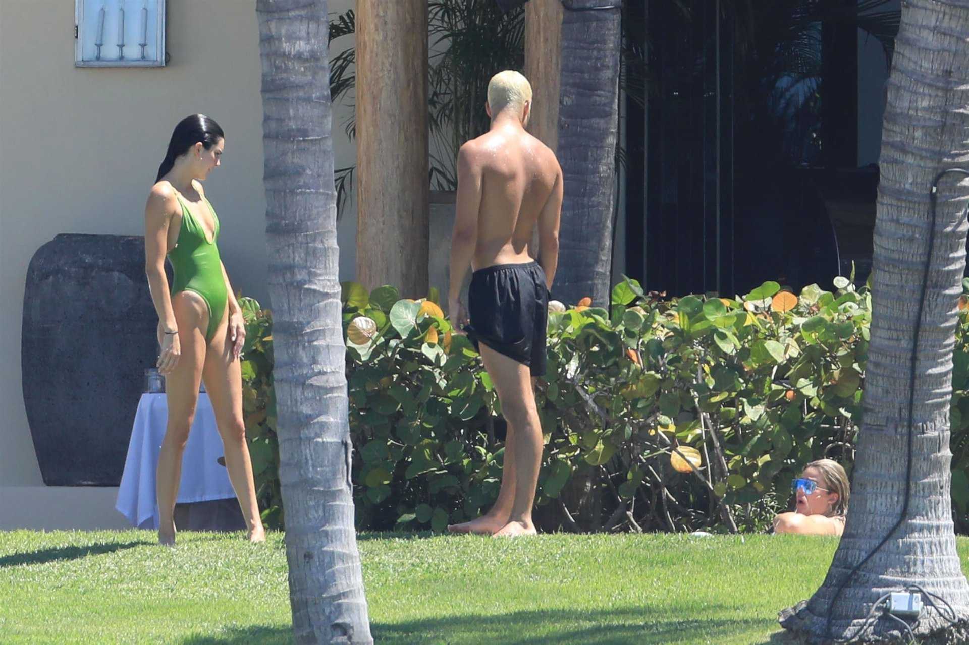 Kendall-Jenner-Ass-in-Swimsuit-in-Mexico-516