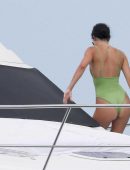 Kendall-Jenner-Ass-in-Swimsuit-in-Mexico-532